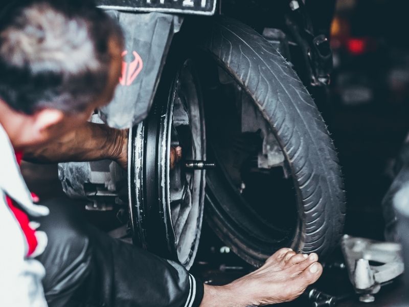 Unknown-1 changing tyres
